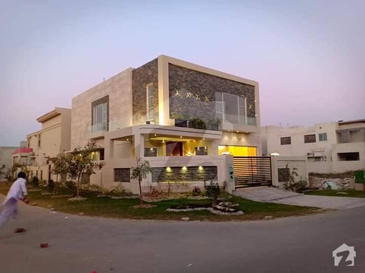 Corner 10 Marla House In Dha Lahore Is For  Sale In A Prime Location