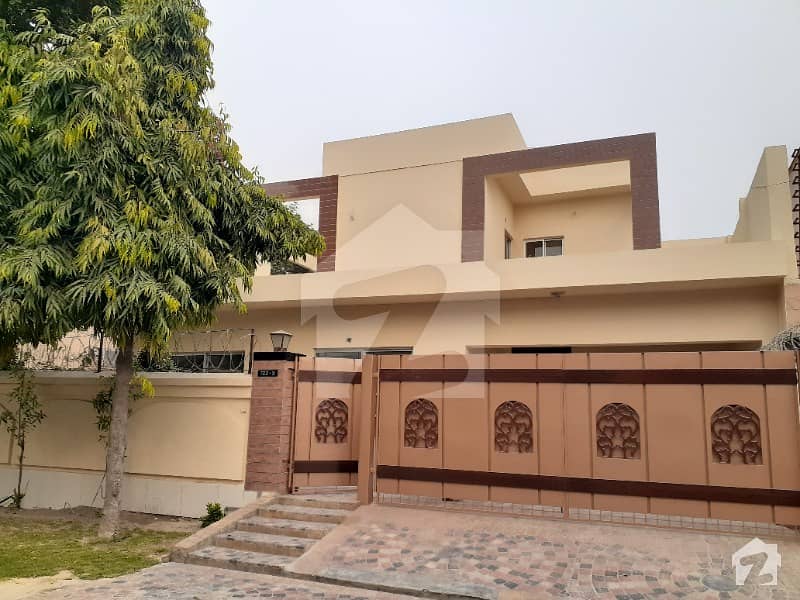 One Kanal Beautiful Bungalow For Rent