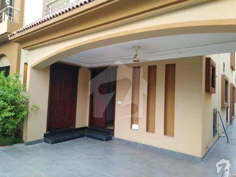 Like New 1 Kanal House Available For Rent With Gas