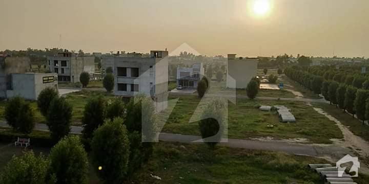 گرینڈ ایوینیوز ہاؤسنگ سکیم لاہور میں 4 مرلہ کمرشل پلاٹ 85 لاکھ میں برائے فروخت۔