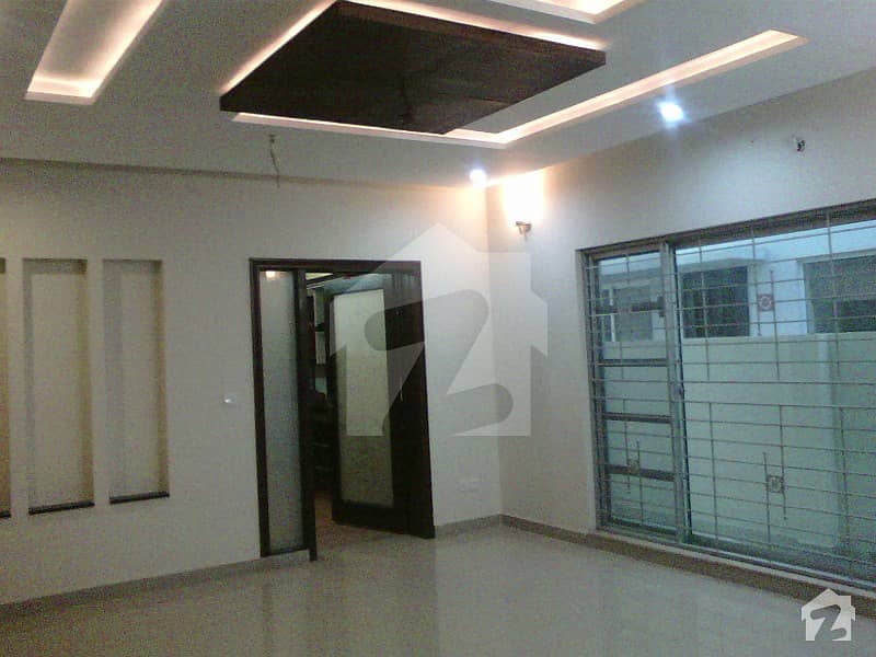 Near Jalal Sons Phase 5 Stylish 1 Kanal Lower Portion For Rent With 3 Beds