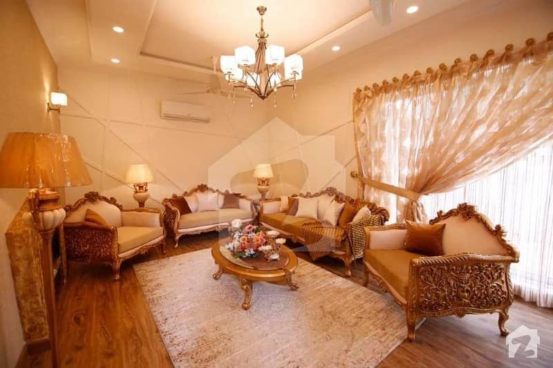 ڈی ایچ اے فیز 8 ڈیفنس (ڈی ایچ اے) لاہور میں 5 کمروں کا 1 کنال مکان 5.4 کروڑ میں برائے فروخت۔