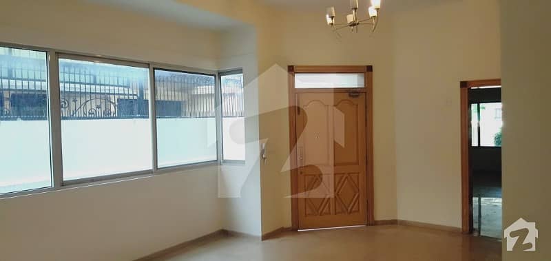 ایف ۔ 8 مرکز ایف ۔ 8 اسلام آباد میں 1 کمرے کا 3 مرلہ کمرہ 18 ہزار میں کرایہ پر دستیاب ہے۔