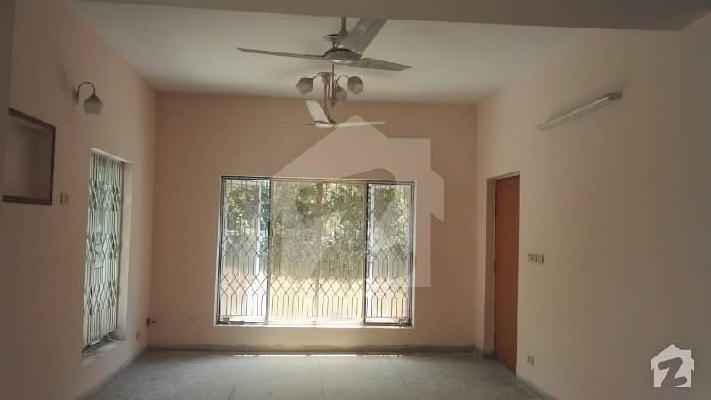 4Bedroom Facing Park Good Location 10 Marla House in AskariIX For Sale