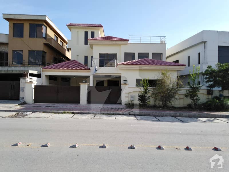 بحریہ ٹاؤن فیز 3 بحریہ ٹاؤن راولپنڈی راولپنڈی میں 5 کمروں کا 1 کنال مکان 3.8 کروڑ میں برائے فروخت۔