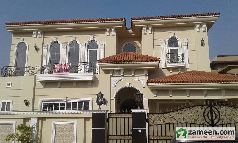 15 Mara Facing Park Splendid Style House On 100 Feet Road With 3 Car Parking Space