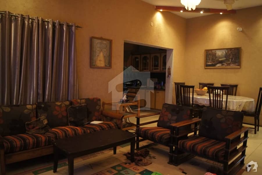 جوہر ٹاؤن لاہور میں 4 کمروں کا 1 کنال مکان 4.5 کروڑ میں برائے فروخت۔