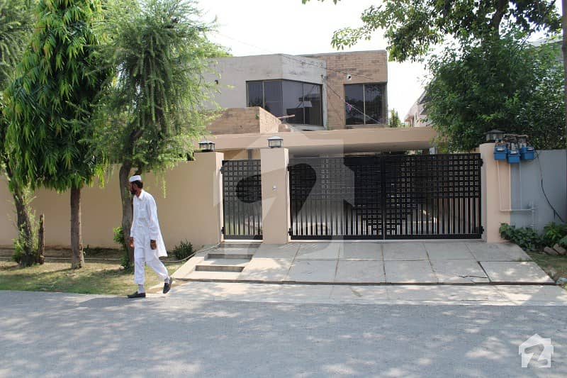 ڈی ایچ اے فیز 2 ڈیفنس (ڈی ایچ اے) لاہور میں 5 کمروں کا 1 کنال مکان 1.1 لاکھ میں کرایہ پر دستیاب ہے۔