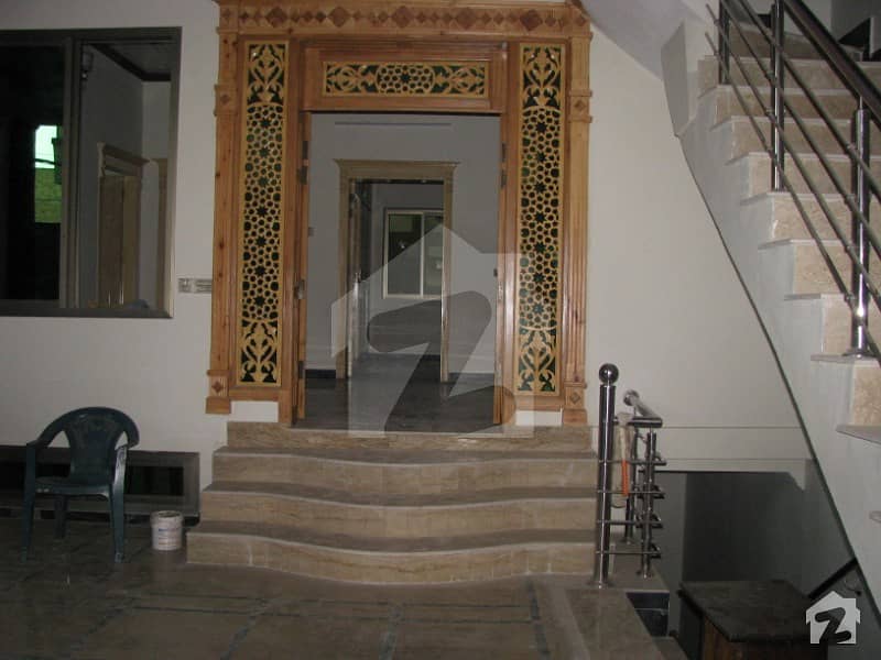 کینال روڈ پشاور میں 9 کمروں کا 12 مرلہ مکان 60 ہزار میں کرایہ پر دستیاب ہے۔