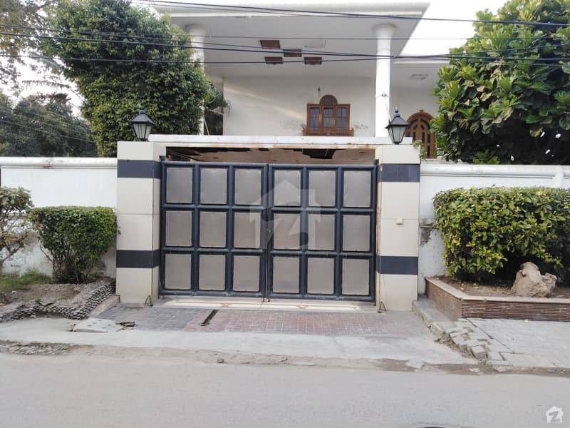 4.5 Kanal Semi Commercial House Is Available For Rent