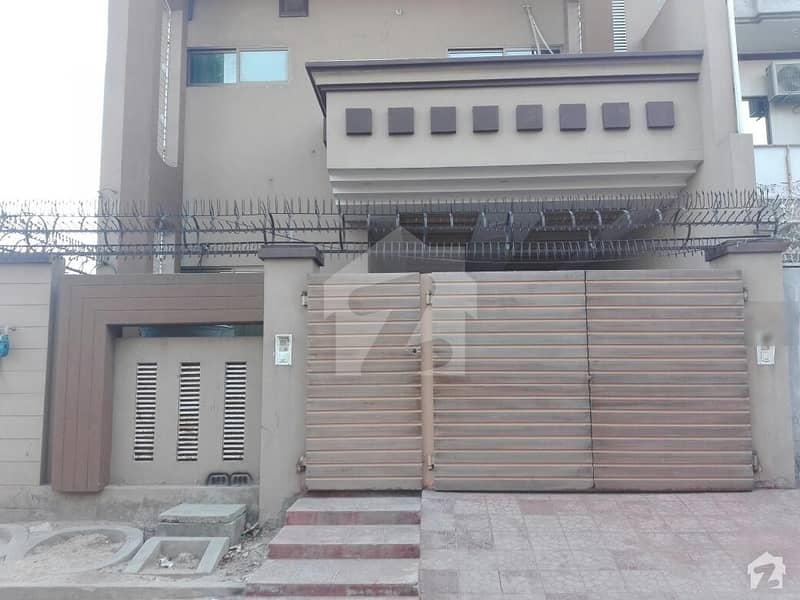 امین ٹاؤن فیصل آباد میں 4 کمروں کا 10 مرلہ مکان 1.5 کروڑ میں برائے فروخت۔