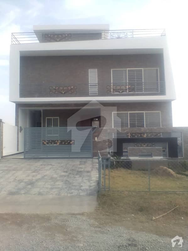 10 MARLA 3 STORY HOUSE FOR RENT