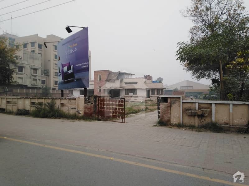 گلبرگ لاہور میں 2 کنال رہائشی پلاٹ 15 کروڑ میں برائے فروخت۔