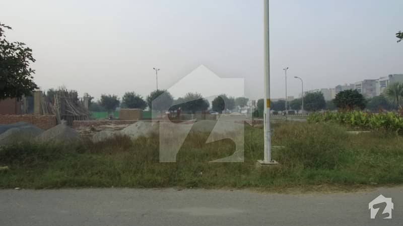 ڈی ایچ اے فیز 6 - بلاک جے فیز 6 ڈیفنس (ڈی ایچ اے) لاہور میں 1.05 کنال رہائشی پلاٹ 3.25 کروڑ میں برائے فروخت۔
