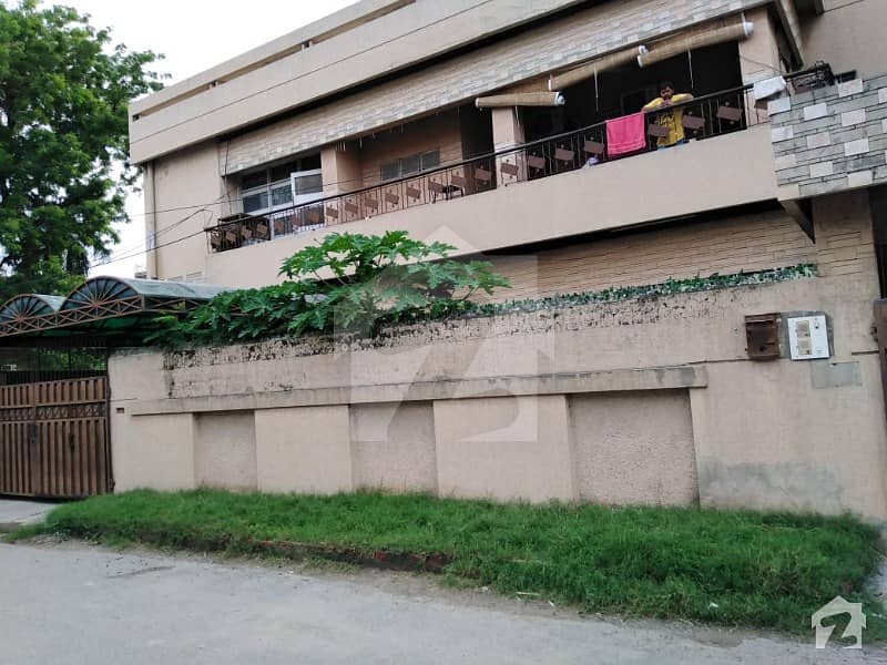 اسلامیہ پارک لاہور میں 8 کمروں کا 1.05 کنال مکان 2.5 لاکھ میں کرایہ پر دستیاب ہے۔