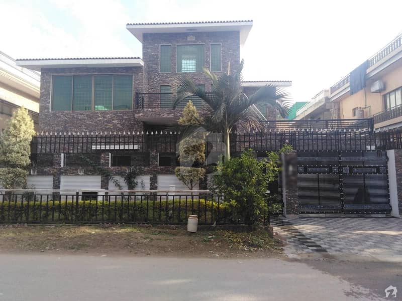 1 Kanal House Is Available For Sale