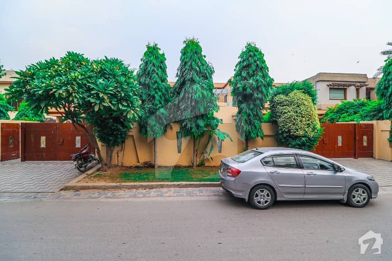 گلبرگ 2 گلبرگ لاہور میں 6 کمروں کا 2 کنال مکان 14 کروڑ میں برائے فروخت۔