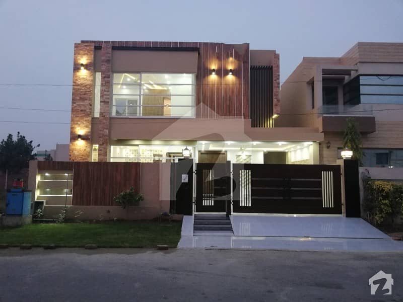 ڈی ایچ اے فیز 8 ڈیفنس (ڈی ایچ اے) لاہور میں 4 کمروں کا 10 مرلہ مکان 2.85 کروڑ میں برائے فروخت۔