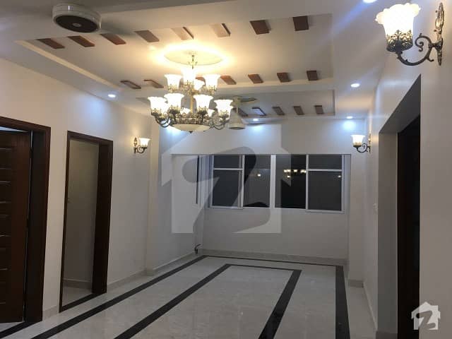 کلفٹن ۔ بلاک 1 کلفٹن کراچی میں 3 کمروں کا 9 مرلہ فلیٹ 1.8 کروڑ میں برائے فروخت۔