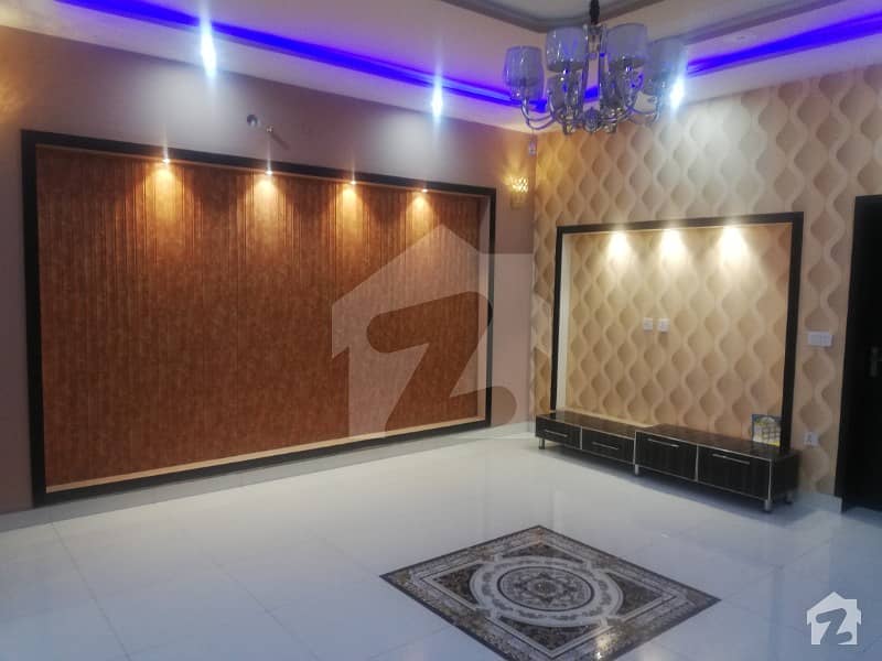 بحریہ ٹاؤن رفیع بلاک بحریہ ٹاؤن سیکٹر ای بحریہ ٹاؤن لاہور میں 5 کمروں کا 10 مرلہ مکان 70 ہزار میں کرایہ پر دستیاب ہے۔