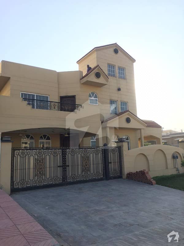 جناح گارڈنز فیز 1 جناح گارڈنز ایف ای سی ایچ ایس اسلام آباد میں 6 کمروں کا 1 کنال مکان 3.6 کروڑ میں برائے فروخت۔