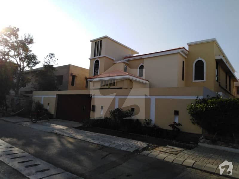 6 Bedroom Bungalow Is Available For Sale