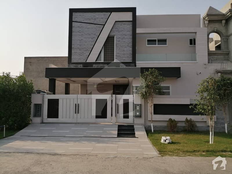 ڈی ایچ اے فیز 6 ڈیفنس (ڈی ایچ اے) لاہور میں 4 کمروں کا 9 مرلہ مکان 1 لاکھ میں کرایہ پر دستیاب ہے۔