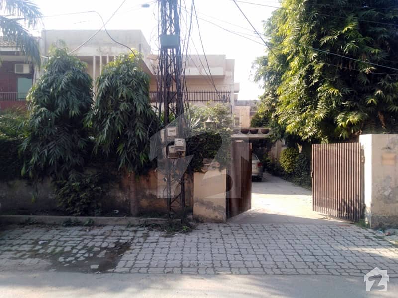 گارڈن ٹاؤن - ابو بھکر بلاک گارڈن ٹاؤن لاہور میں 4 کمروں کا 1 کنال مکان 4.5 کروڑ میں برائے فروخت۔