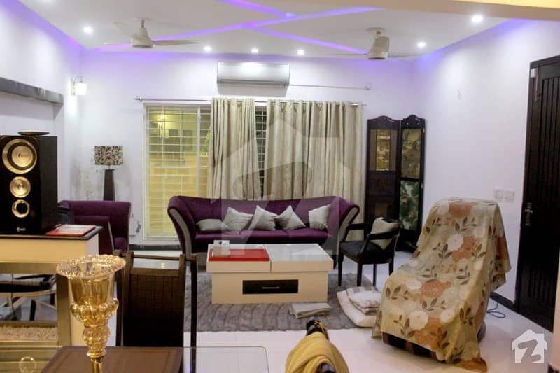 جوہر ٹاؤن لاہور میں 2 کمروں کا 5 مرلہ فلیٹ 65 لاکھ میں برائے فروخت۔