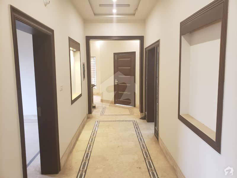 سعید کالونی فیصل آباد میں 6 کمروں کا 12 مرلہ زیریں پورشن 3.3 کروڑ میں برائے فروخت۔
