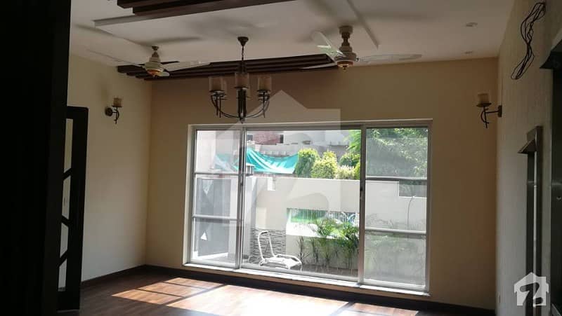 Super Hot Location 2 Kanal Bungalow With 6 Bedroom