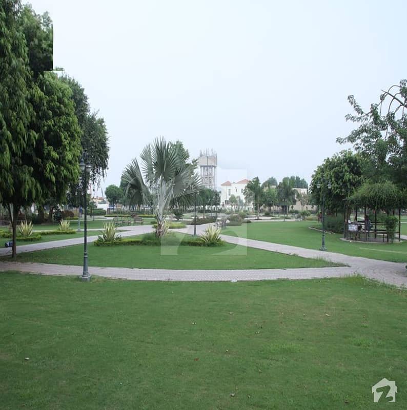 ڈی ایچ اے فیز 8 - بلاک ایم ڈی ایچ اے فیز 8 ڈیفنس (ڈی ایچ اے) لاہور میں 10 مرلہ رہائشی پلاٹ 1.6 کروڑ میں برائے فروخت۔