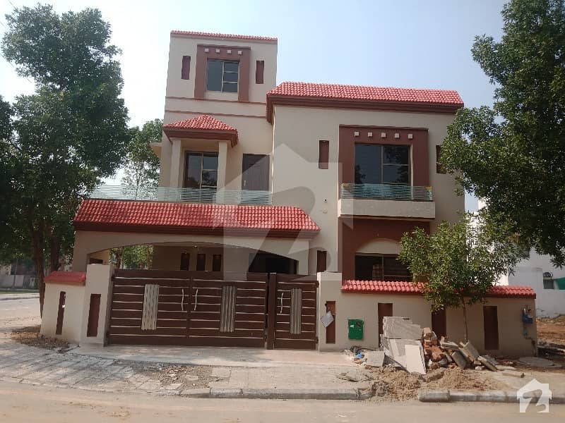 10 Marla House For Rent in Overseas B Bahria Town Lahore