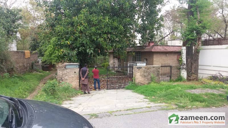 F-8 - Old House For Sale With Huge Extra land, Investor Price