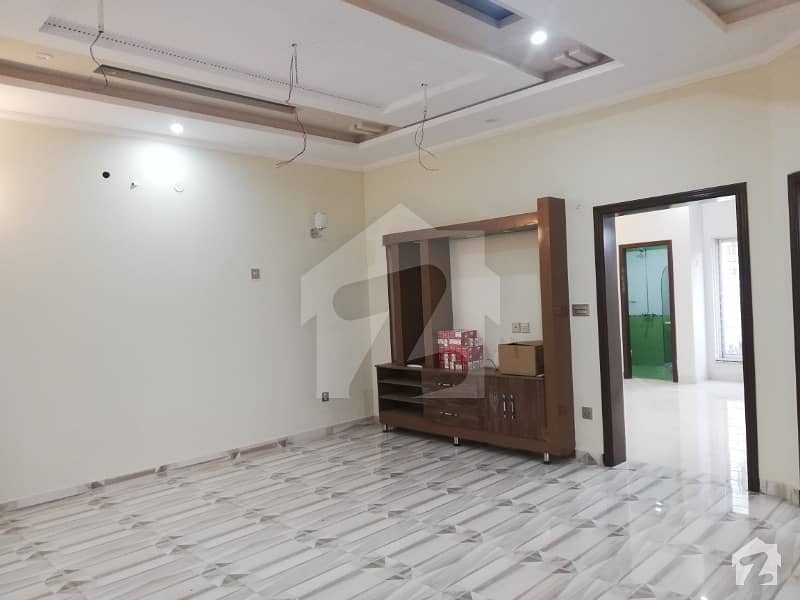 10 Marla Available For Rent In Bahria Town Lahore