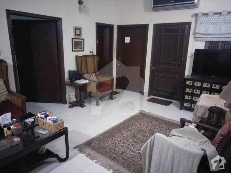 ماڈل ٹاؤن ۔ بلاک جی ماڈل ٹاؤن لاہور میں 5 کمروں کا 10 مرلہ مکان 3.5 کروڑ میں برائے فروخت۔