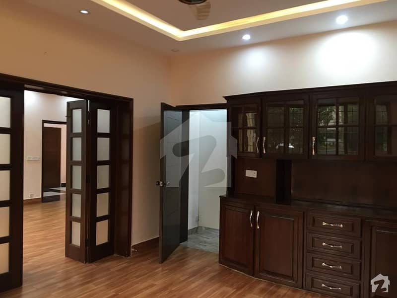 ائیر ایوینیو ڈی ایچ اے فیز 8 ڈی ایچ اے ڈیفینس لاہور میں 4 کمروں کا 10 مرلہ مکان 2.5 کروڑ میں برائے فروخت۔