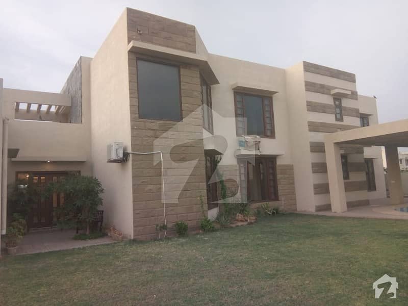 خیابان اتحاد روڈ کراچی میں 8 کمروں کا 4 کنال مکان 35 کروڑ میں برائے فروخت۔