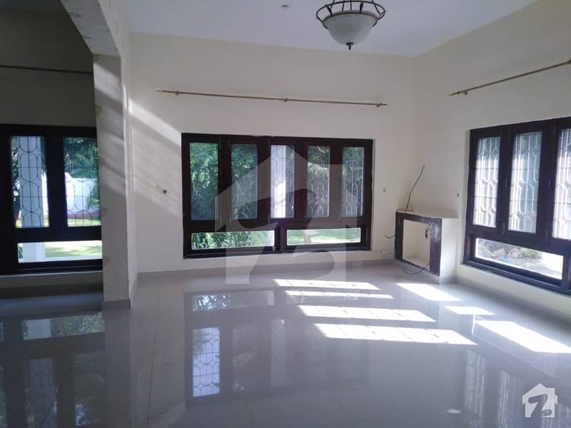E7 Fully Renovated Tiled Flooring 05 Bedroom House With Beautiful Garden