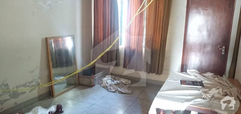 ماڈل ٹاؤن لاہور میں 5 کمروں کا 1 کنال مکان 3.75 کروڑ میں برائے فروخت۔