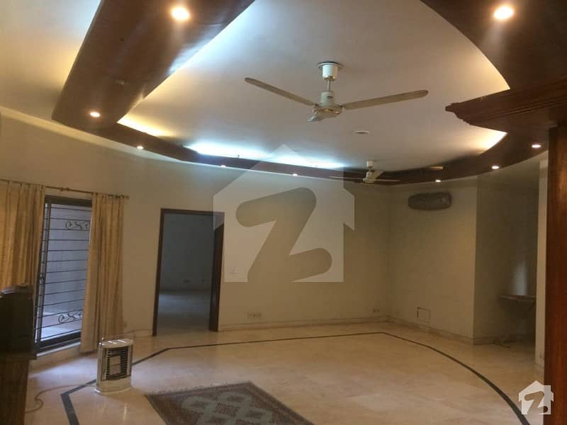 سرور کالونی کینٹ لاہور میں 6 کمروں کا 1.6 کنال مکان 13.5 کروڑ میں برائے فروخت۔