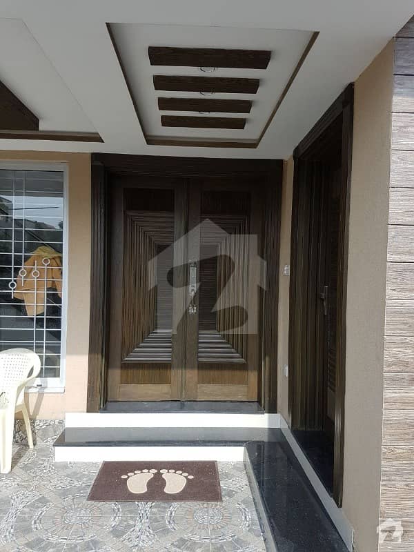 8 Marla Beautiful House available for rent at Usman Block Bahria Town