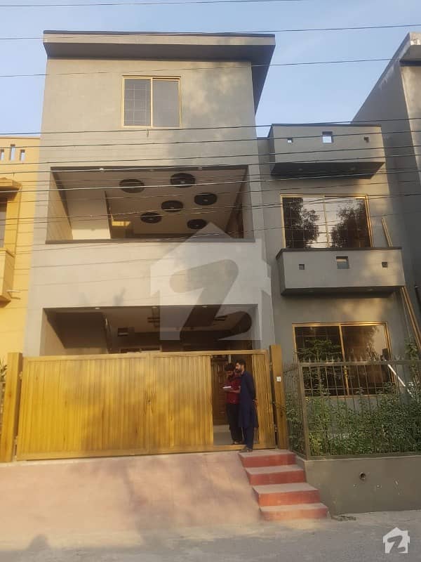 سوان گارڈن ۔ بلاک ایف سوان گارڈن اسلام آباد میں 4 کمروں کا 5 مرلہ مکان 1.2 کروڑ میں برائے فروخت۔