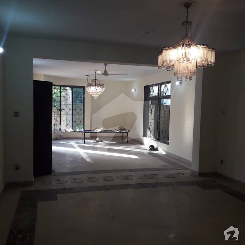 5 MARLA APPARTMENT 2ND FLOOR AVAILABLE FOR SALE ON PRIME LOCATION OF BLOCK P