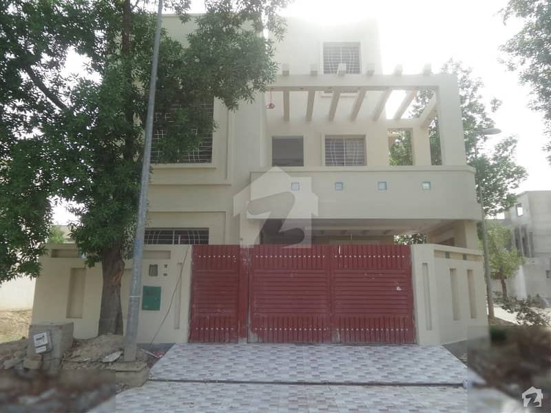 بحریہ نشیمن ۔ زِنیا بحریہ نشیمن لاہور میں 4 کمروں کا 8 مرلہ مکان 1.35 کروڑ میں برائے فروخت۔