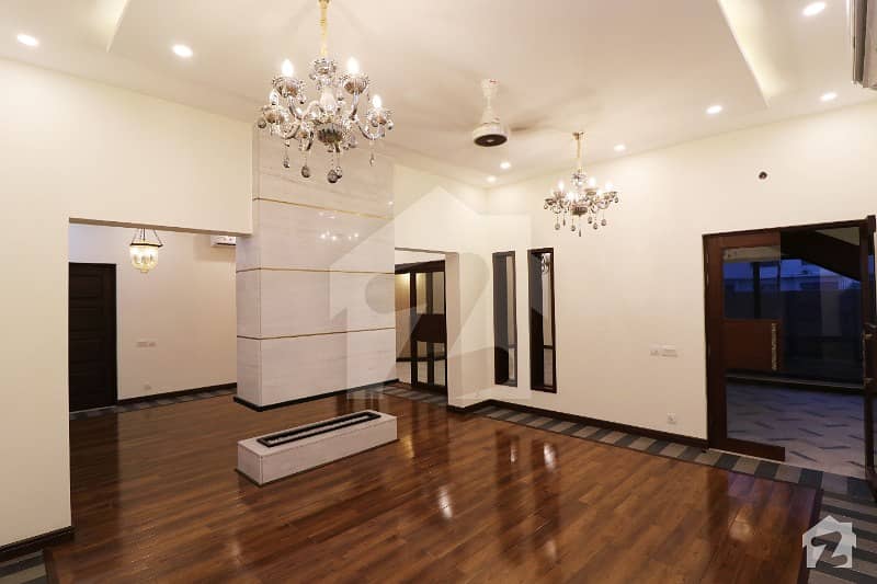 ڈی ایچ اے فیز 7 - بلاک آر فیز 7 ڈیفنس (ڈی ایچ اے) لاہور میں 5 کمروں کا 1 کنال مکان 4.1 کروڑ میں برائے فروخت۔