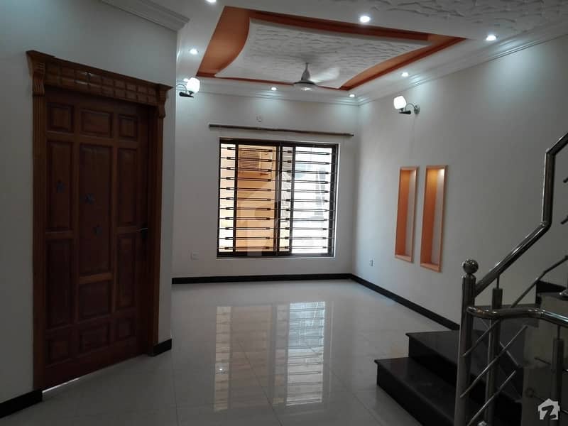 پی ڈبلیو ڈی ہاؤسنگ سکیم اسلام آباد میں 5 کمروں کا 10 مرلہ مکان 1.35 کروڑ میں برائے فروخت۔