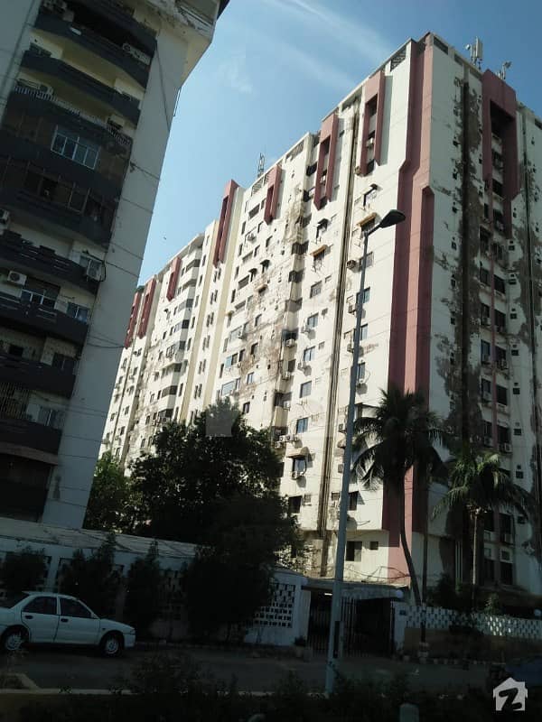 کلفٹن ۔ بلاک 2 کلفٹن کراچی میں 4 کمروں کا 14 مرلہ فلیٹ 3.75 کروڑ میں برائے فروخت۔