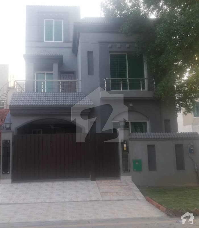 FIVE MARLA OUTCLASS HOUSE AVAILABLE FOR RENT IN BAHRIA TOWN LAHORE