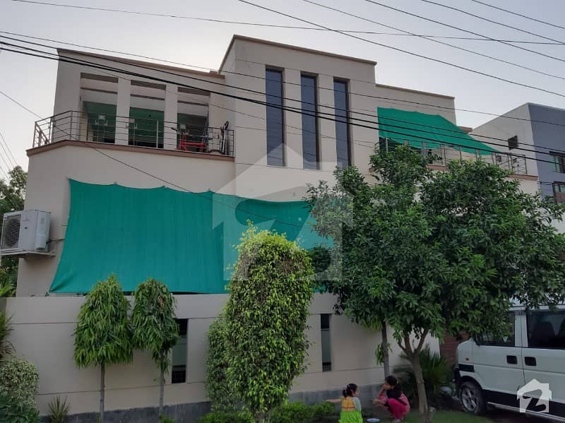 ڈی ایچ اے فیز 3 - بلاک ڈبل ایکس فیز 3 ڈیفنس (ڈی ایچ اے) لاہور میں 5 کمروں کا 10 مرلہ مکان 2.4 کروڑ میں برائے فروخت۔